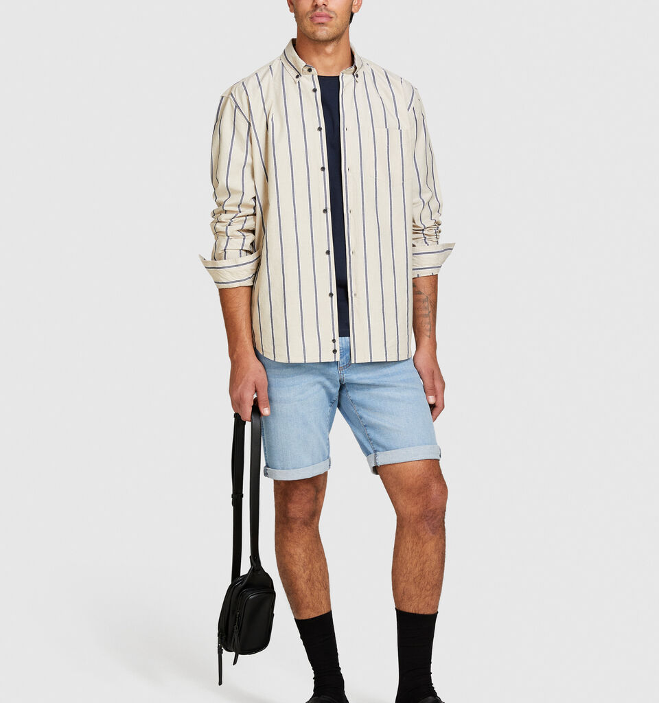 Slim comfort fit denim shorts - men's jean shorts - Light Blue | Sisley image number 1